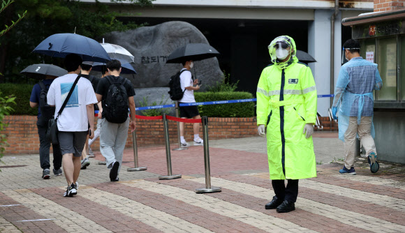 21일 서울 은평구 진관중학교에서 열린 2021년도 제2차 경찰공무원 채용 필기시험에서 응시생들이 시험장으로 향하고 있다. 2021.8.21  연합뉴스