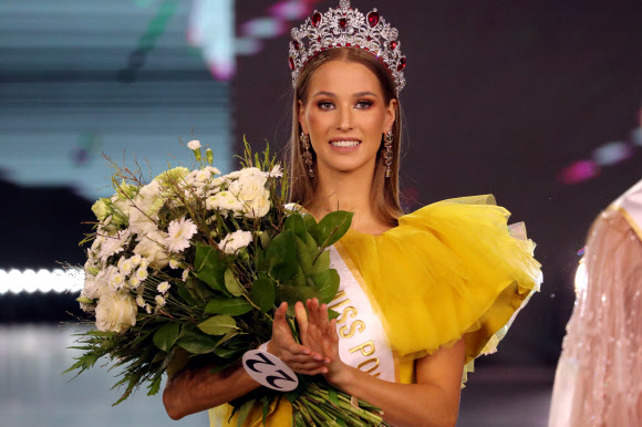 Agata Wdowiak가 20일(현지시간) 폴란드 남부 노비송치에서 열린 ‘2021 미스 폴스키’에서 우승한 후 왕관을 쓰고 미소짓고 있다. EPA 연합뉴스