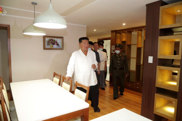김정은 북한 국무위원장이 평양 도심 보통강 강변에 조성 중인 보통강 강안 다락식(테라스식) 주택구건설사업을 현지 지도했다고 조선중앙TV가 21일 보도했다. 김 위원장이 내부를 둘러보고 있다.  조선중앙TV 화면