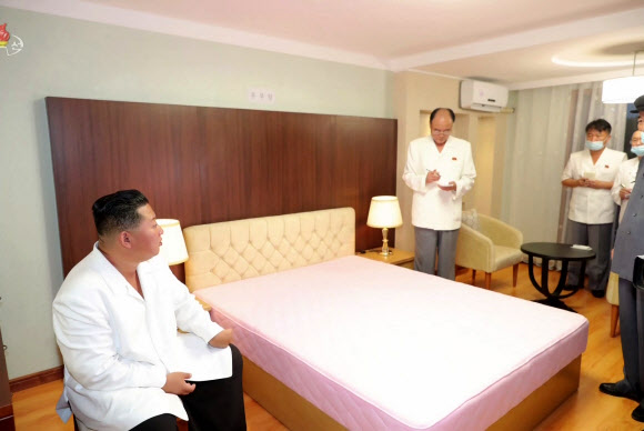 김정은 북한 국무위원장이 평양 도심 보통강 강변에 조성 중인 보통강 강안 다락식(테라스식) 주택구건설사업을 현지 지도했다고 조선중앙TV가 21일 보도했다. 2021.8.21  조선중앙TV 화면