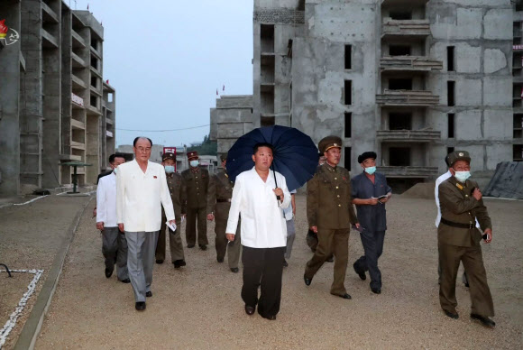 김정은 북한 국무위원장이 평양 도심 보통강 강변에 조성 중인 보통강 강안 다락식(테라스식) 주택구건설사업을 현지 지도했다고 조선중앙TV가 21일 보도했다. 2021.8.21  조선중앙TV 화면