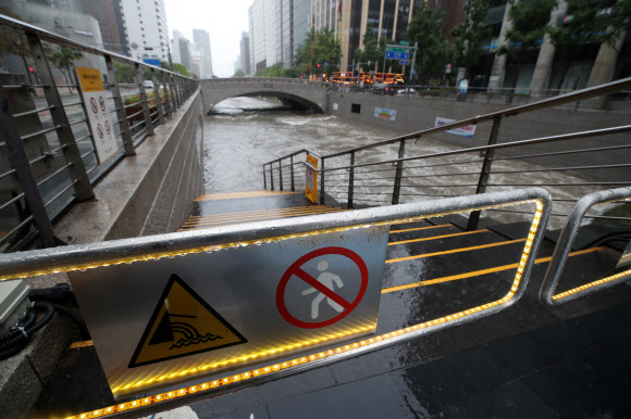 가을장마의 영향으로 전국적으로 많은 비가 내린 21일 오후 서울 청계천 산책로가 불어난 물에 잠겨 있다. 2021.8.21  연합뉴스