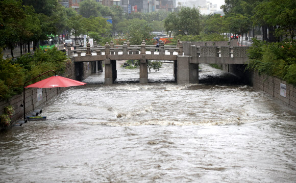 가을장마의 영향으로 전국적으로 많은 비가 내린 21일 오후 서울 청계천 산책로가 불어난 물에 잠겨 있다. 2021.8.21  연합뉴스
