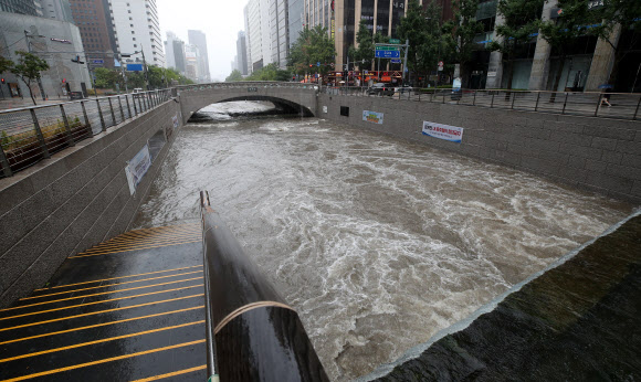 가을장마의 영향으로 전국적으로 많은 비가 내린 21일 오후 서울 청계천 산책로가 불어난 물에 잠겨 있다. 2021.8.21  연합뉴스