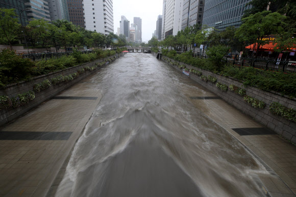 가을장마의 영향으로 전국적으로 많은 비가 내린 21일 오후 서울 청계천 산책로가 불어난 물에 잠겨 있다. 2021.8.21  연합뉴스