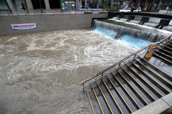가을장마의 영향으로 전국적으로 많은 비가 내린 21일 오후 서울 청계천 산책로가 불어난 물에 잠겨 있다. 2021.8.21  연합뉴스