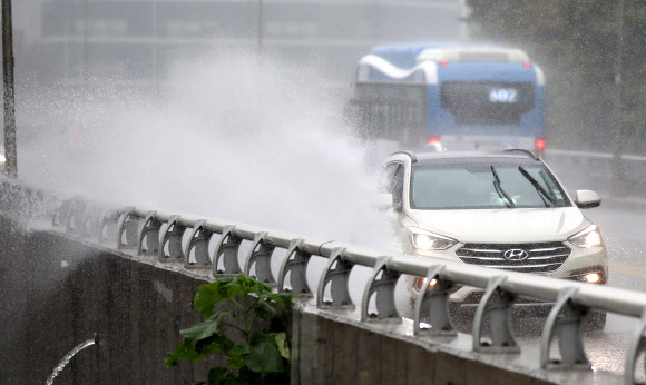 가을장마의 영향으로 전국적으로 많은 비가 내린 21일 오후 서울 시내의 한 도로에서 차량이 물보라를 일으키며 길을 지나고 있다. 2021.8.21  연합뉴스