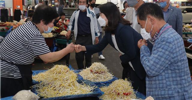 더불어민주당 대권 주자인 이재명 경기도지사의 부인 김혜경씨가 21일 전북 전주시 중앙시장을 찾아 상인들과 인사를 나누고 있다. 2021.8.21 뉴스1