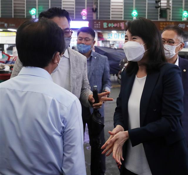 더불어민주당 대권 주자인 이재명 경기도지사의 부인 김혜경씨가 21일 전북 전주시 중앙시장을 찾아 상인들과 인사를 나누고 있다. 2021.8.21 뉴스1