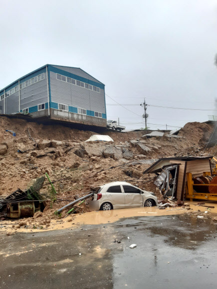 21일 오후 1시 47분께 경남 양산시 장기터2길 공장 일대에서 폭우로 옹벽이 무너지며 쏟아진 토사에 차량과 가건물 일부가 묻혀 있다. 2021.8.21  경남도소방본부 제공