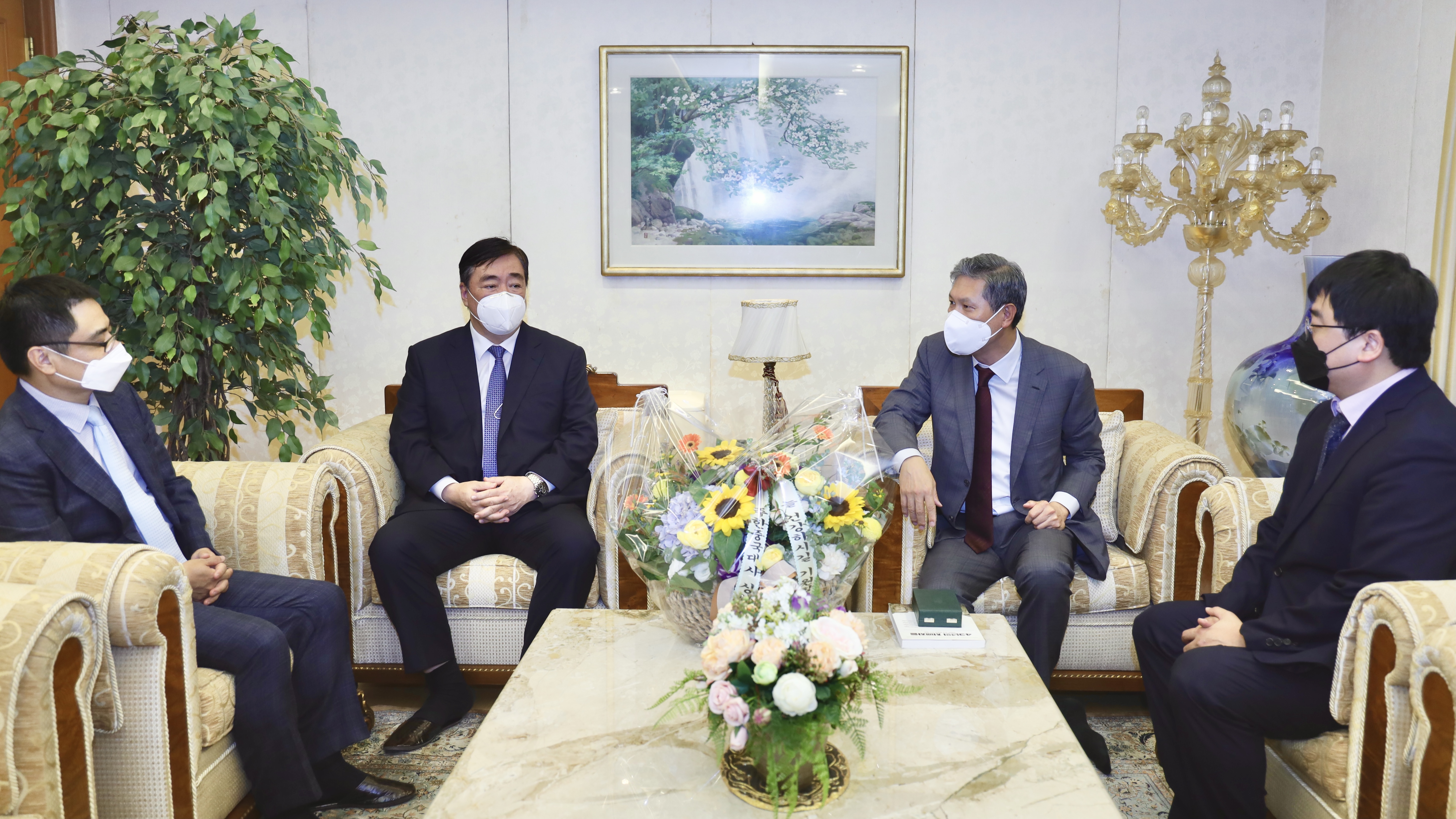 싱하이밍(왼쪽 두번째) 주한 중국대사와 노태우 전 대통령의 장남 노재헌 한국일대일로연구원 원장(오른쪽 두번째). 주한 중국대사관 제공