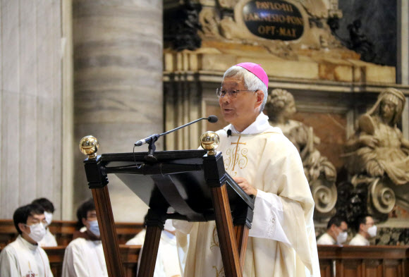 강론하는 유흥식 대주교