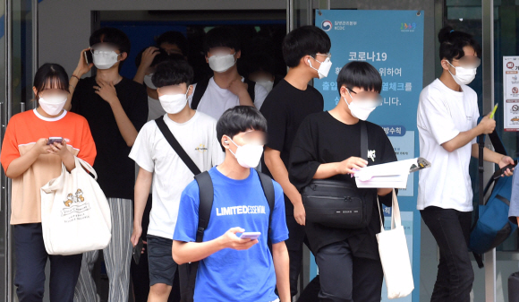 한국산업인력공단 기능사 시험이 열린 22일 서울 용산철도고등학교에 시험을 마친 수험생들이 고사장을 빠져나오고 있다. 박지환기자 2021.8.22 popocar@seoul.co.kr