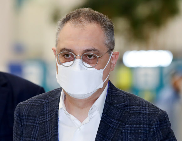 러시아 북핵 수석대표 방한  러시아의 북핵 수석대표인 이고리 모르굴로프 외무차관이 지난 21일 인천국제공항 제2터미널을 통해 입국해 입국장을 나서고 있다. 연합뉴스