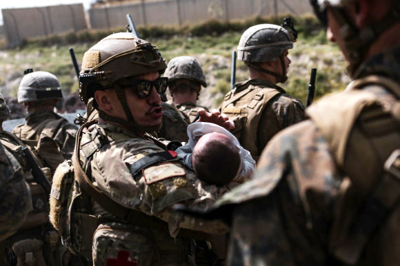 아프간 아기 품에 안은 미 해병대원