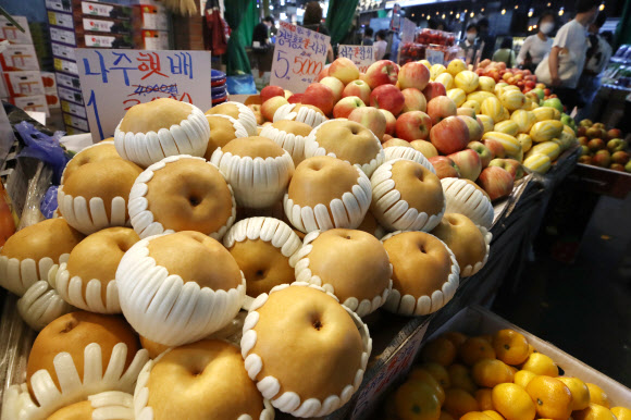 민족 최대의 명절 추석을 한 달가량 앞둔 22일 서울의 한 전통시장에 과일이 진열돼 있다. 연합뉴스