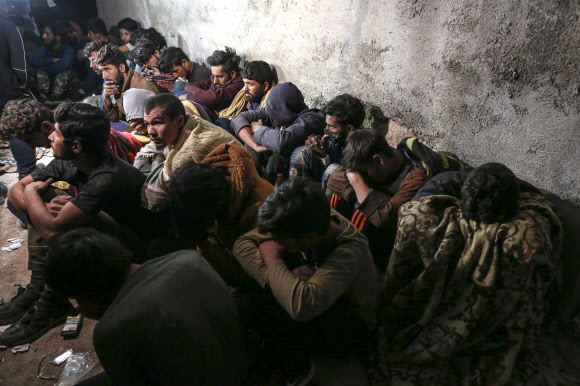 터키 국경서 체포된 난민들