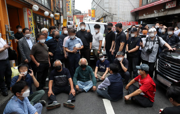 견인차 막아선 노가리골목 을지OB베어 관계자들