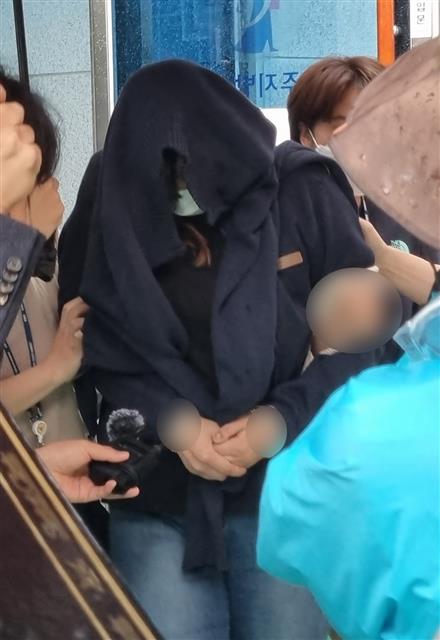 법원 나서는 청주 영아유기 친모