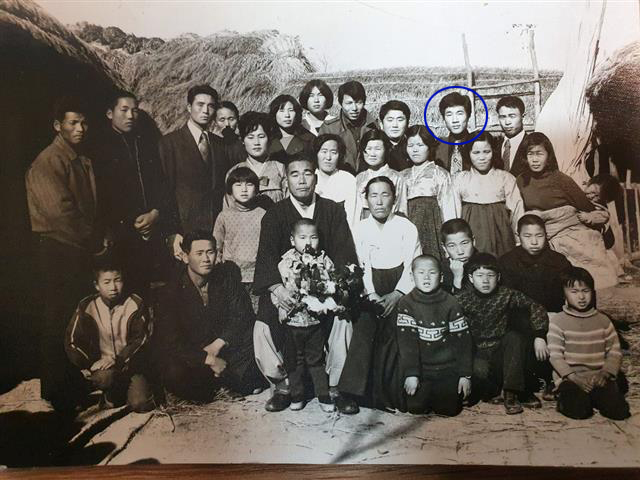 전남 영광군 고향 집 앞에서 큰누나 결혼식 후 가족 친지들과 함께 찍은 사진. 이낙연 캠프 제공