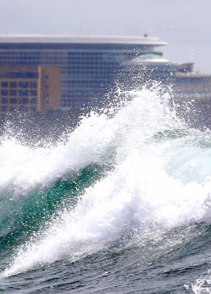 제12호 태풍 오마이스(OMAIS)가 한반도를 향해 북상하는 가운데 23일 오전 제주 서귀포시 예래동 앞바다의 파도가 점차 거칠어지고 있다. 2021.8.23 연합뉴스 2021-08-23