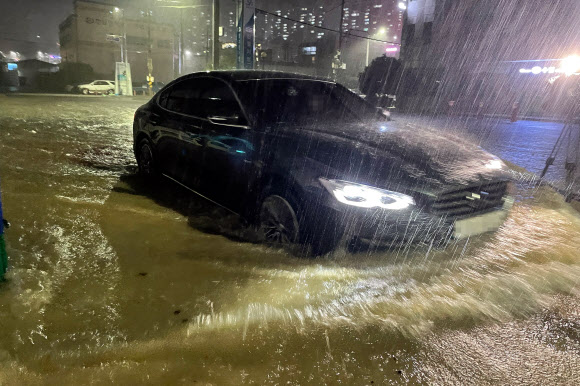 태풍이 몰고 온 폭우…침수된 도로
