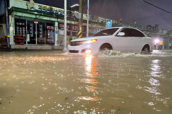 태풍이 몰고 온 폭우…흙탕물 들어찬 도로