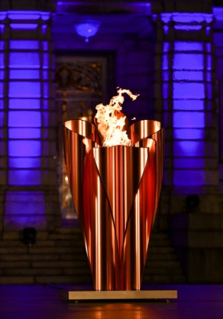 24일 막을 올리는 2020 도쿄패럴림픽 성화가 환하게 불을 밝히고 있다. 패럴림픽에서는 그리스에서 채화해 개최 도시로 봉송하는 올림픽 성화와 달리 여러 곳에서 모은 불꽃으로 성화를 만들었다.<br>도쿄 AFP 연합뉴스