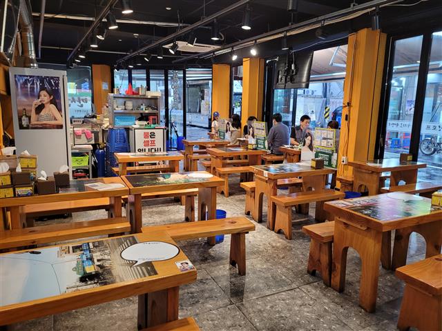 사회적 거리두기 4단계가 다음달 5일까지 2주간 연장되면서 식당·카페 영업시간이 오후 10시에서 9시로 1시간 단축된 23일 오후 7시 서울 중구 을지로 노가리골목 식당.