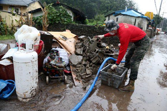 무너진 담 정리하는 해병