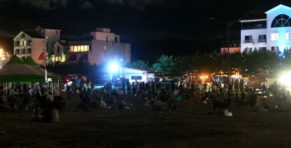 방역수칙 무색한 해변