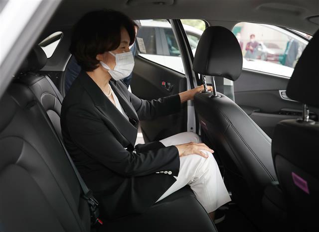 무공해택시 시승하는 한정애 장관