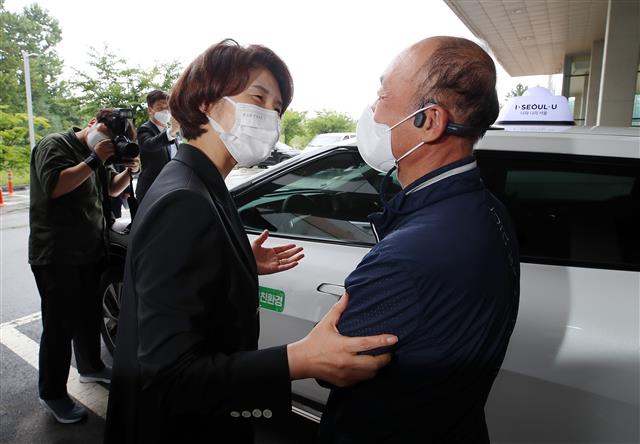 택시운전사와 대화 나누는 한정애 장관