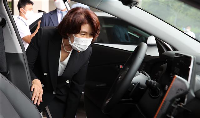 한정애 장관 ‘무공해택시 시승’