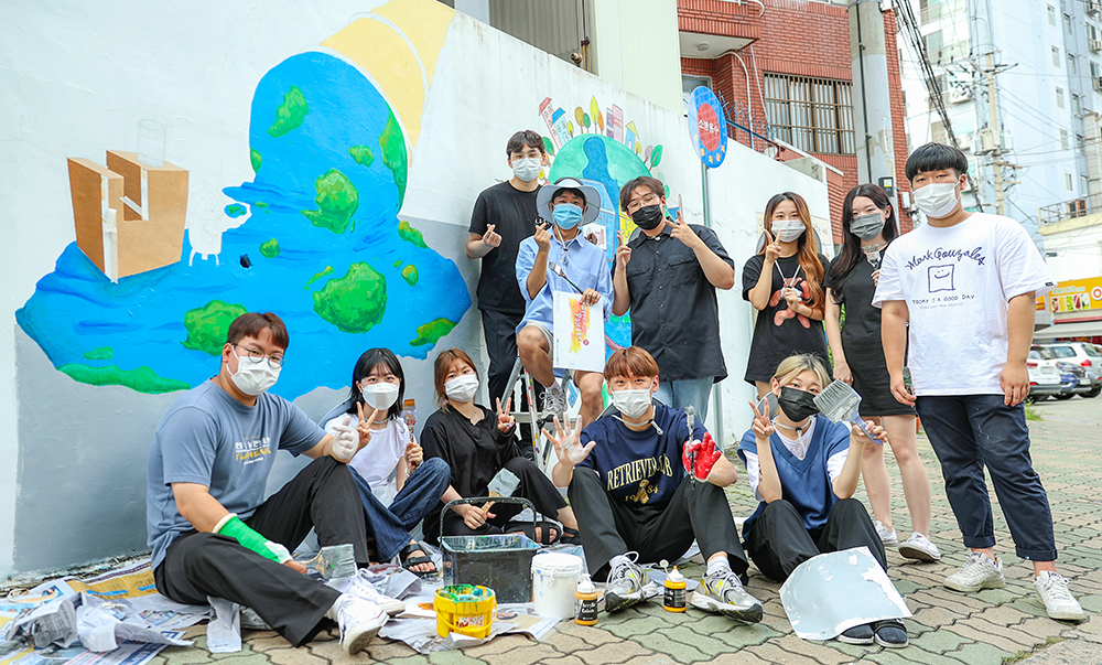 영남대학교 학생들이 대구 달서구 소재 자원봉사벽화길에서 벽화 그리기 봉사활동을 했다 