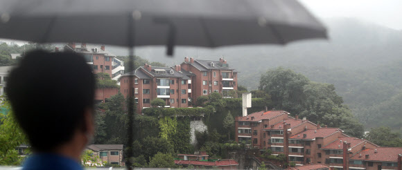 지난달 서울 빌라(연립·다세대) 평균 매맷값과 전셋값이 전월보다 약 30% 오른 것으로 나타났다고 부동산 플랫폼 ‘다방’을 서비스하는 스테이션3가 24일 밝혔다. 사진은 이날 한 시민이 서울 종로구 빌라 밀집지역을 내려다 보는 모습. 연합뉴스