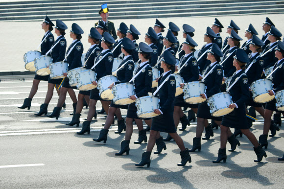 우크라이나 군 드러머들이 24일(현지시간) 우크라이나 키이브에서 독립기념일을 기념하기 위한 열병식 중 흐레샤티크 거리를 행진하고 있다. 타스 연합뉴스