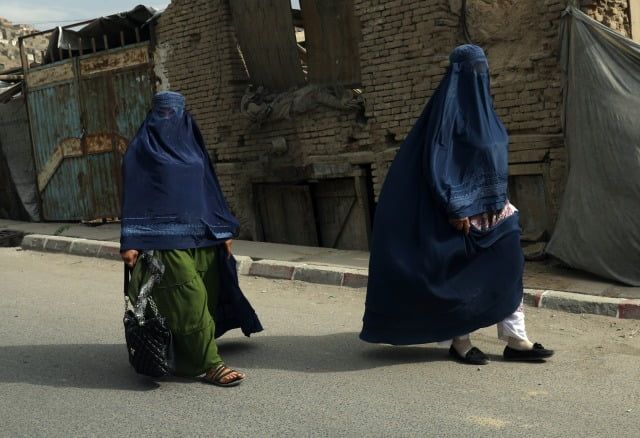 아프가니스탄 수도 카불에서 여성들이 ‘부르카’를 입고 길을 걷고 있다. AP 연합뉴스