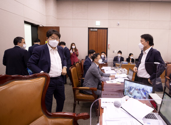 국민의힘 윤한홍 간사(오른쪽), 권성동 의원이 24일 오후 서울 여의도 국회 법제사법위원회 전체회의에서 박주민 위원장 직무대행이 차수 변경을 위해 산회를 선포하자 항의하고 있다.  2021.8.25 연합뉴스