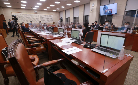 25일 새벽 서울 여의도 국회에서 열린 법제사법위원회 전체회의에서 국민의힘 의원들이 퇴장한 가운데 회의가 진행되고 있다.   2021.8.25 연합뉴스