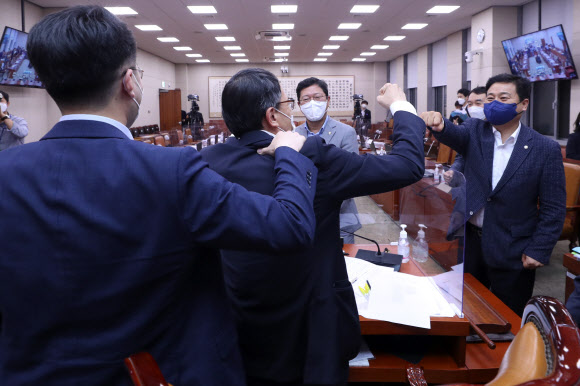 더불어민주당 김남국 의원(왼쪽 부터), 박주민 국회 법제사법위원장 직무대리, 김승원, 김영배 의원 등이 25일 서울 여의도 국회에서 열린 법제사법위원회 전체회의에서 언론중재법 개정안을 통과시킨 뒤 인사를 나누고 있다.  2021.8.25  연합뉴스