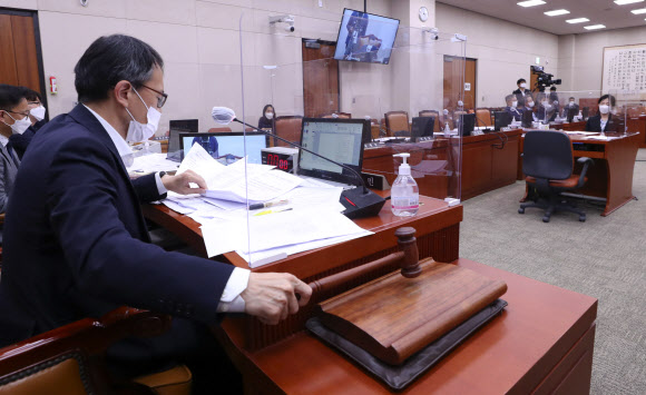 박주민 국회 법제사법위원장 직무대리가 25일 서울 여의도 국회에서 열린 법제사법위원회 전체회의에서 국민의힘 의원들이 불참한 가운데 언론중재법 개정안을 가결하고 있다. 2021.8.25  연합뉴스