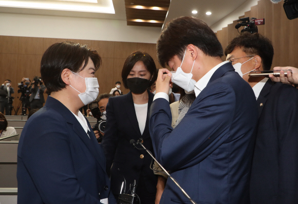 25일 국회 소통관에서 국민권익위원회의 부동산 전수조사에서 농지법 위반 의혹이 제기된 의혹으로 국민의힘 윤희숙 의원이 의원직 사퇴를 선언한 가운데 이준석 대표가 기자회견장으로 찾아와 윤 의원을 만류하다 눈물을 훔지고 있다. 2021. 8. 25  김명국 선임기자 daunso@seoul.co.kr