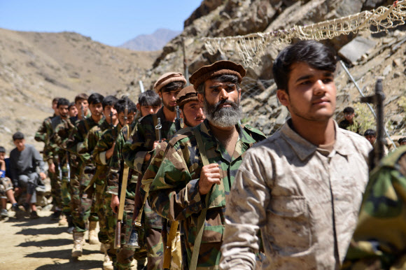 아프가니스탄 반 탈레반 저항군이 24일(현지시간) 아프간 북부 판지시르주 다라에서 군사훈련을 하고 있다.  AFP 연합뉴스