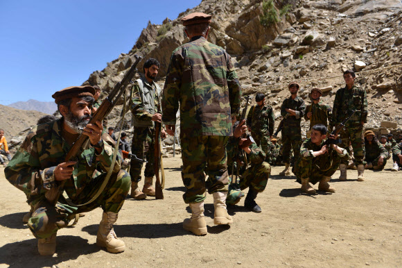 아프가니스탄 반 탈레반 저항군이 24일(현지시간) 아프간 북부 판지시르주 다라에서 군사훈련을 하고 있다.  AFP 연합뉴스