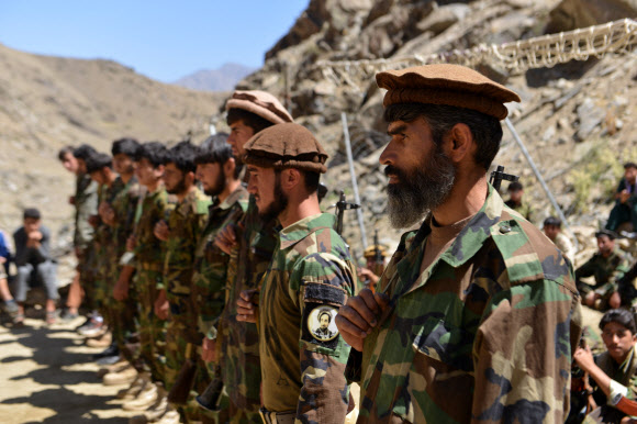 아프가니스탄 반 탈레반 저항군이 24일(현지시간) 아프간 북부 판지시르주 다라에서 군사훈련을 하고 있다.  AFP 연합뉴스