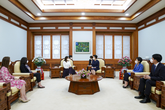 김정숙 여사와 콜롬비아 영부인 마리아 훌리아나 루이스 산도발 여사가 25일 청와대 접견실에서 환담하고 있다. 2021. 8. 25  도준석 기자 pado@seoul.co.kr