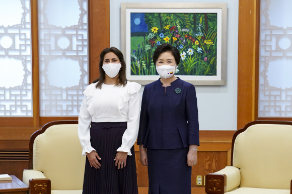 김정숙 여사와 콜롬비아 영부인 마리아 훌리아나 루이스 산도발 여사가 25일 청와대 접견실에서 기념촬영하고 있다. 2021. 8. 25  도준석 기자 pado@seoul.co.kr