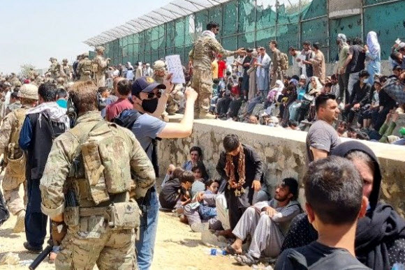 한국 정부와 협력한 아프가니스탄인 국내 이송작전이 시작된 가운데 카불공항 인근에서 한국의 외교관이 한국행 아프간인을 찾고 있다. 2021.8.25  외교부 제공
