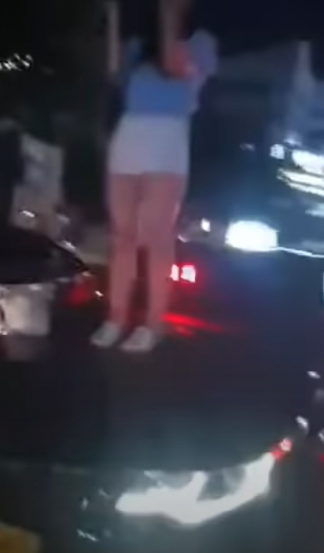 지난 22일 울산시 남구 삼산동 한 사거리에서 만취한 20대 여성이 택시 위에 올라 소란을 피우고 있다. 유튜브 캡쳐 
